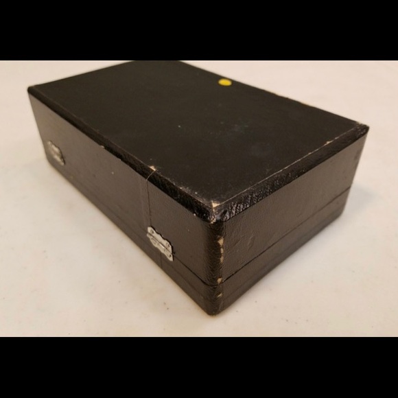 Pair of vintage pyramidal crystal glass candlesticks in a velvet lined case. - Picture 7 of 8